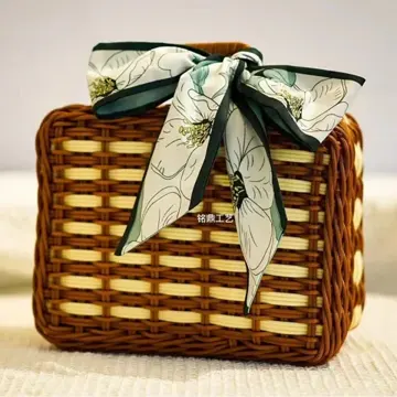 Two-Tone Lidded Hamper Basket — Detail and finish view 05