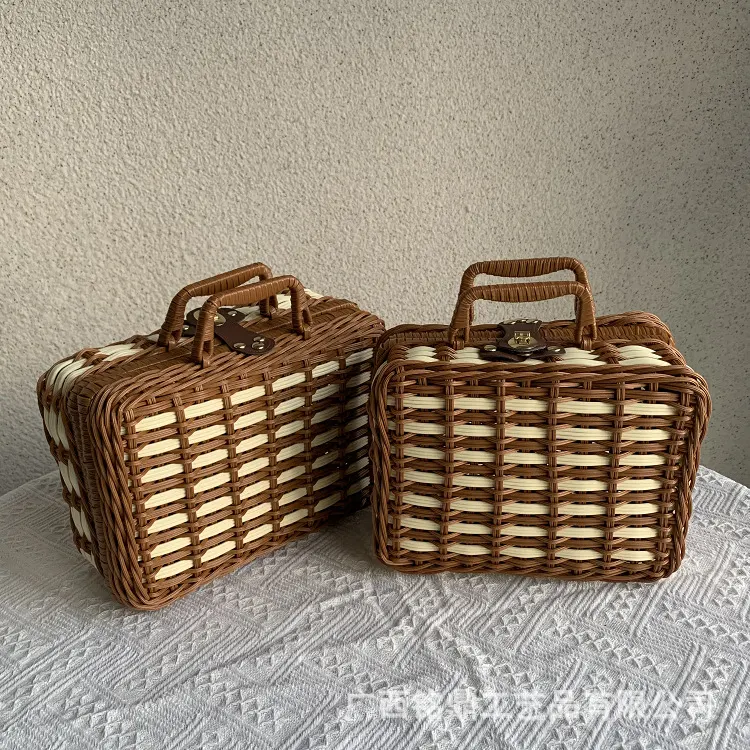 Two-Tone Lidded Hamper Basket — Two-tone lidded basket with an upright handle and broad horizontal weave, suitable for structured hamper and welcome-gift pack-outs.
